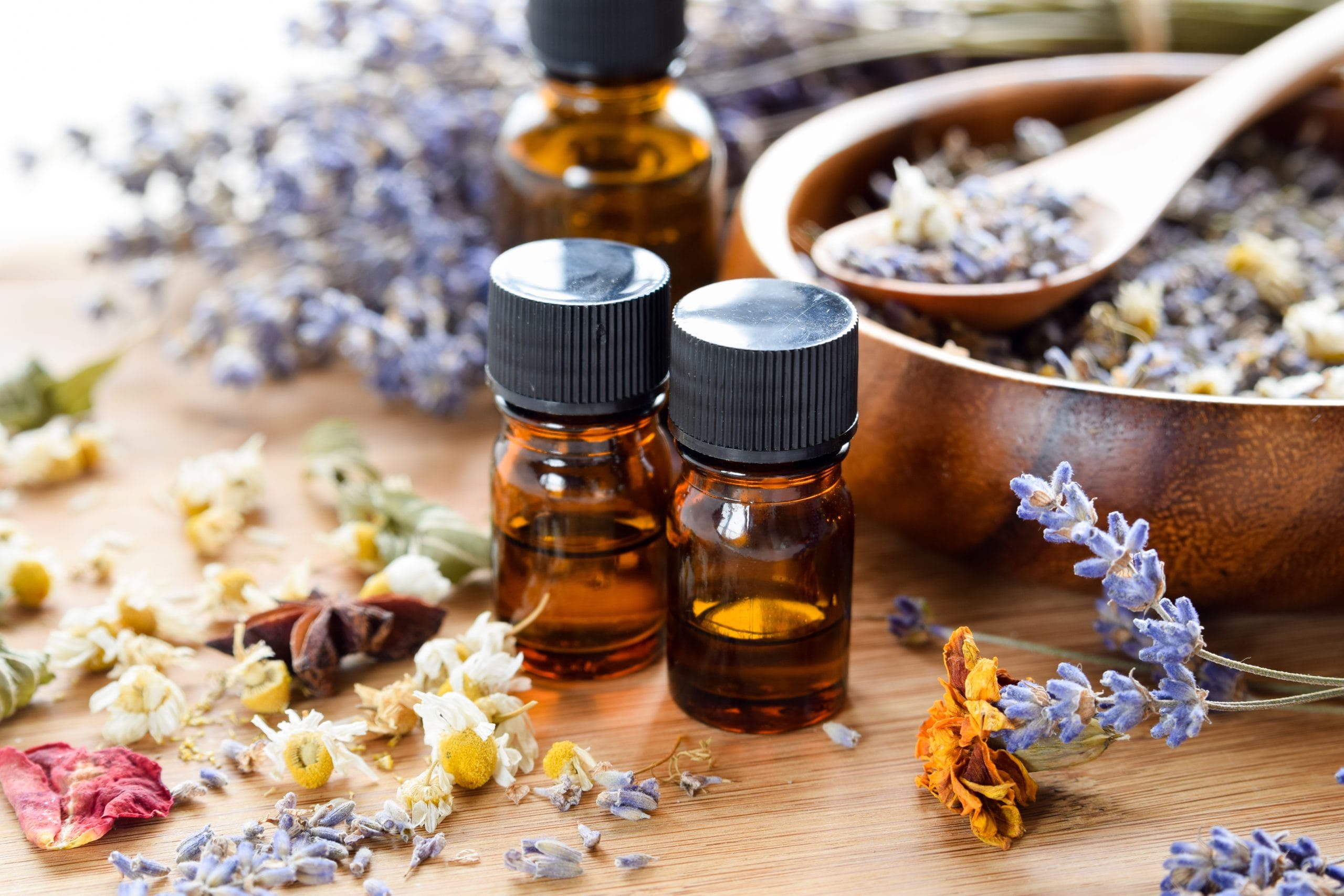 La Aromaterapia Emocional es una técnica natural que utiliza aceites esenciales extraídos de plantas y flores para ayudar a gestionar emociones, reducir el estrés y favorecer el bienestar interior.