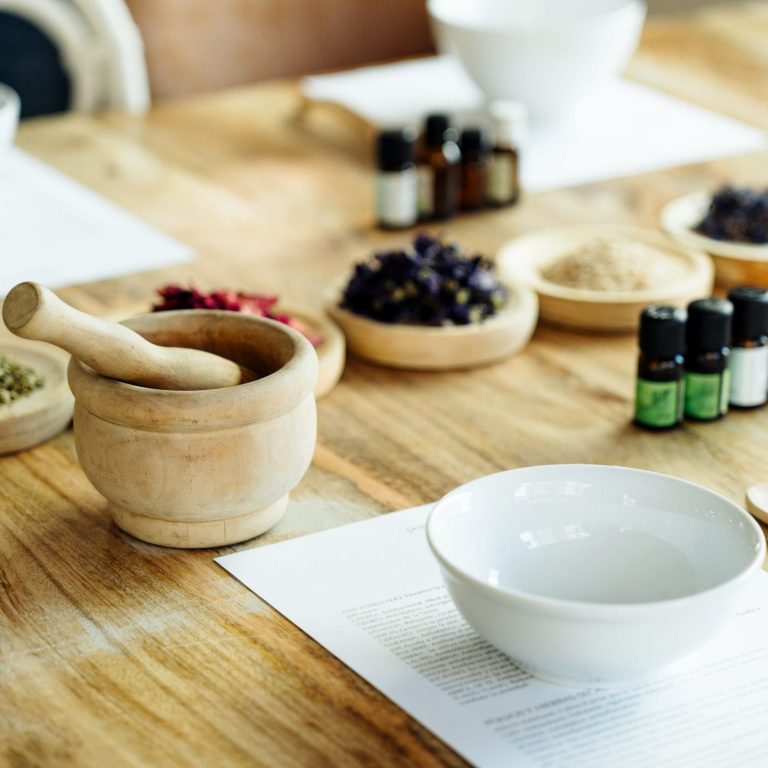 Descubre cómo la naturopatía en Barcelona puede ayudarte a recuperar tu bienestar físico y emocional. En NaturaSer te ofrecemos acompañamiento personalizado y terapias naturales en El Born. Reserva tu consulta y empieza tu camino hacia una vida más plena.